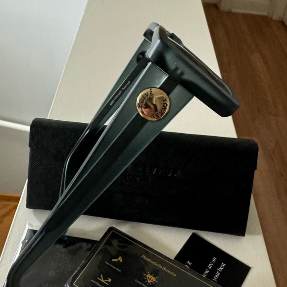 Brand new”Prive Revaux”Unisex sunglasses.(Case,washcloth included).Color-black🖤 - Picture 14 of 16